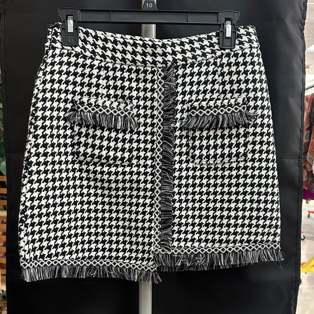 Stylish Black and White Houndstooth Skort